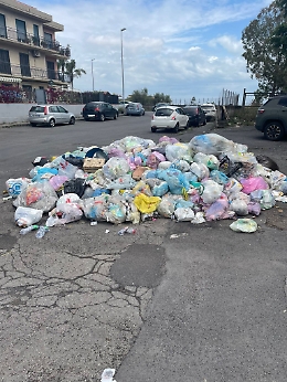 Catania: montagna di rifiuti in via Locatelli