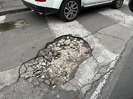 Emergenza in Via Etnea, buca enorme sulla strada