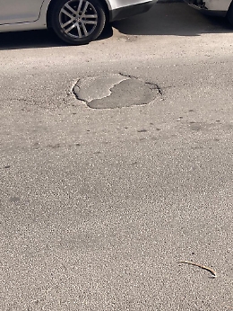 Catania, Via S. M. della Catena angolo via Zanghì: acqua ristagnante estate e inverno