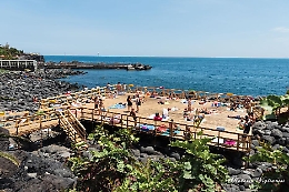 A Catania ora è davvero estate: apre la spiaggia libera Vulcano, pronti i solarium di piazza Europa