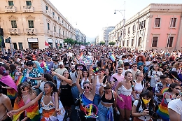 Al Pride di Messina "Liberi di essere": in centinaia per la parata dello Stretto