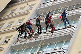 Supereroi in reparto e giù dal tetto per i piccoli pazienti del Sant'Elia di Caltanissetta