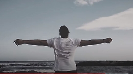 Rocco Brugaletta, cantautore siciliano, col brano "Macchie di pulito" esorta i giovani a non mollare mai