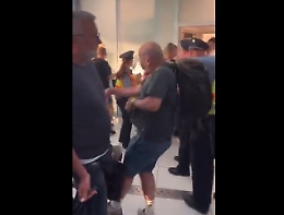L'arbitro Taylor aggredito in aeroporto a Budapest da alcuni tifosi della Roma: il video