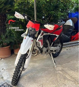 Rubavano le moto e poi chiedevano il riscatto: in tre finiscono ai domiciliari