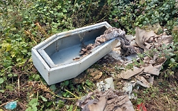 Il mistero della bara bianca ritrovata tra le erbacce a Misterbianco