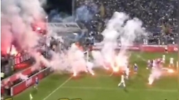 Il Brescia retrocede in C, fumogeni e invasione di campo: partita sospesa