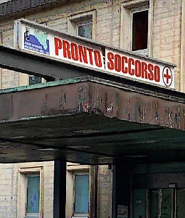 Scooter contro un'auto: morto un uomo, ferita gravemente la figlia