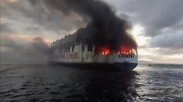 Filippine, in fiamme traghetto: a bordo 120 persone