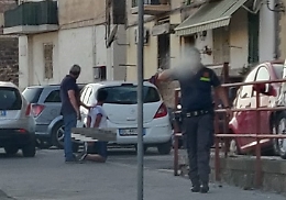 A tutto gas lungo la Circonvallazione forza il posto di blocco della finanza, fermato