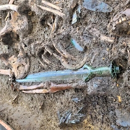 "La spada nella roccia" esiste per davvero: trovata in Germania, ha almeno 3mila anni