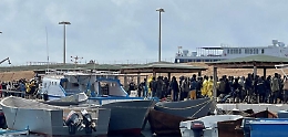 Migranti, bimbo di 2 anni cade dal molo a Lampedusa: salvato da un finanziere