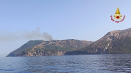 Vulcano: incendio di macchia mediterranea a Capo Grillo