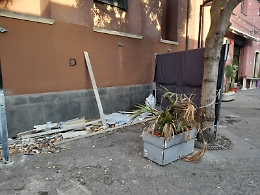 Catania: paravento per nascondere il degrado