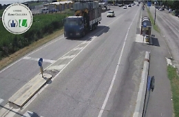 Camion troppo carico trancia un cavo, multa inevitabile 