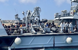 Tre sbarchi a Lampedusa: 236 migranti da Zuara all'hotspot di contrada Imbriacola