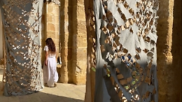 Arte, con la performance &ldquo;Sulla loro pelle&rdquo; inaugurata la mostra di Loredana Longo