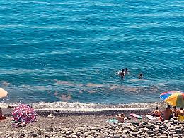 Riposto, il bagno tra liquami e rifiuti: Guardia costiera a caccia degli scarichi abusivi