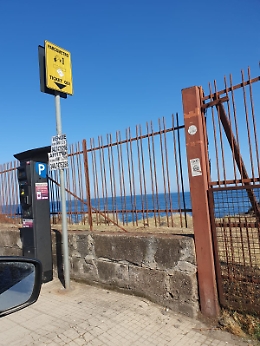 Aci Castello: «Come si accede al mare?»