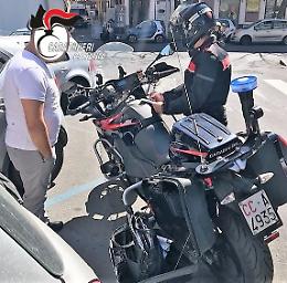 Lo shopping "gratis" al centro commerciale gli costa l'arresto per furto