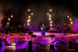 La magia di Carmen Consoli al Teatro greco di Siracusa: la “cantantessa” trasporta tutti in una Sicilia antica