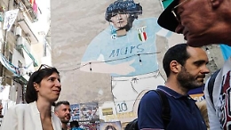 Elly Schlein visita il murale di Maradona ai Quartieri Spagnoli