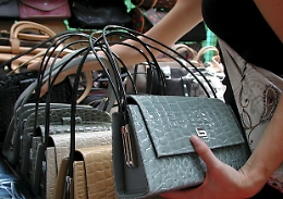 Scarpe, borse, magliette taroccate: oltre mille prodotti sequestrati “A Fera o luni” a Catania