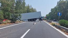 Paura sulla A18 Messina-Catania, un autocompattatore si scontra con un Tir, due feriti