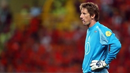 Van der Sar in terapia intensiva, alcune delle sue parate più belle (e il cucchiaio di Totti)