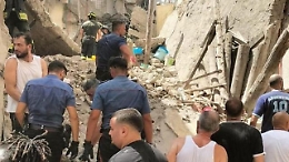 Crolla una palazzo di 3 piani a Torre del Greco: le prime immagini