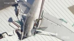 Ultraleggero precipita e si incastra sul tetto di un hangar in California