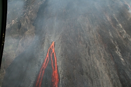 Stromboli, trabocco lavico nella parte alta della Sciara del fuoco