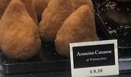 Aeroporto, arancini a 6,20 euro e bottiglie d'acqua al sole: avvisi di speculazioni al Codacons
