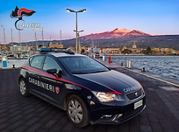 Cena di benvenuto si trasforma in aggressione: turista russa rompe un bicchiere e recide tendine di una connazionale