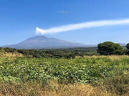 Etna: doppio sbuffo dai crateri sommitali
