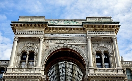 Writer imbrattano la facciata della Galleria Vittorio Emanuele