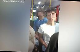 Non ha il biglietto e sferra un pugno al controllore, individuato grazie all'intelligenza artificiale&nbsp;