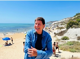Gianni Morandi torna in Sicilia, tappa alla Scala dei Turchi «meraviglia assoluta», prima del concerto di Taormina
