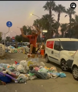 A Fondachello un nuovo sport: salto in lungo sui cumuli di rifiuti