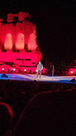 Angelo Duro dal palco di Taormina non accenna alla polemica col sindaco ma commenta i fuochi d'artificio…