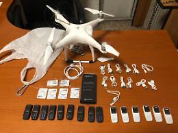 Un drone pieno di microcellulari sopra Bicocca