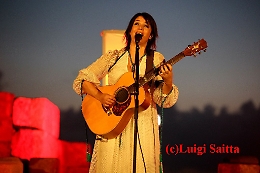 Nella splendida cornice del teatro antico di Tindari, Carmen Consoli canta Geisha