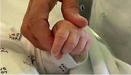 Neonato abbandonato in un sacchetto con dentro anche un orsacchiotto: choc a Taranto