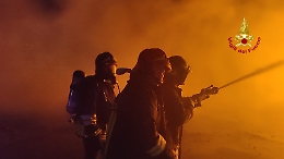 Incendio in una azienda di materiale edile: paura diossina anche a Catania