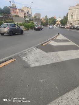 Catania: rimosso cordolo stradale al tondo Gioeni