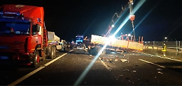 Il tir fermo in autostrada e lo schianto nella notte: così sono morti Alberto e Daniel