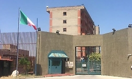 Prima la diretta su tiktok dentro la cella e poi le botte agli agenti: follia nel carcere di Augusta