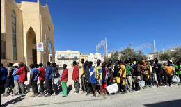 Lampedusa, la fame dei migranti e la generosità degli isolani
