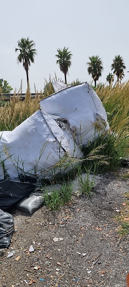 Catania: cumuli di rifiuti all'ingresso del cimitero inglese