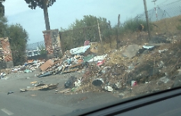 Catania, bomba ecologica dietro l'ospedale San Marco: rifiuti e lastre di amianto